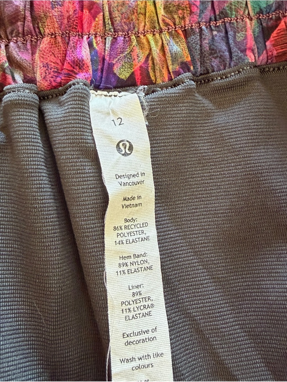 lululemon Hotty Hot Low Rise Shorts 4” Vivid Floral Tone Multi Grey VFTM size 12 - Picture 8 of 10
